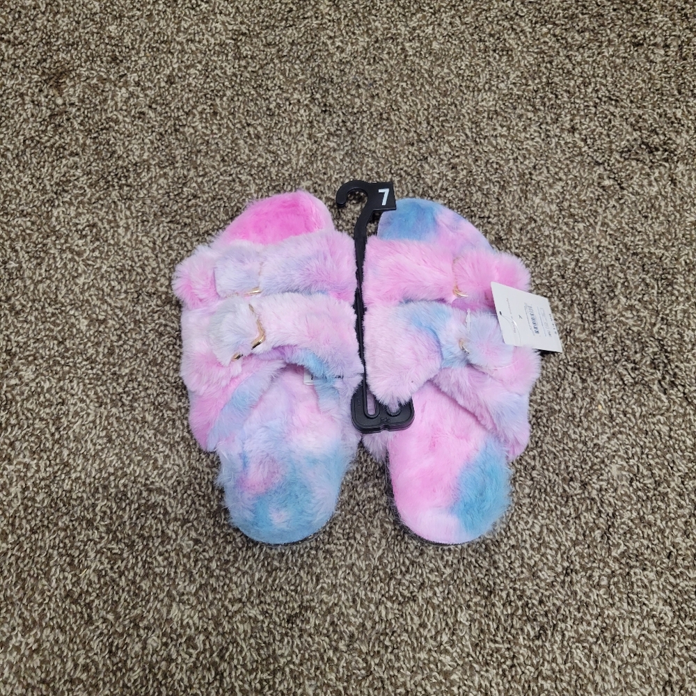 Cute size 7 house shoes/slippers